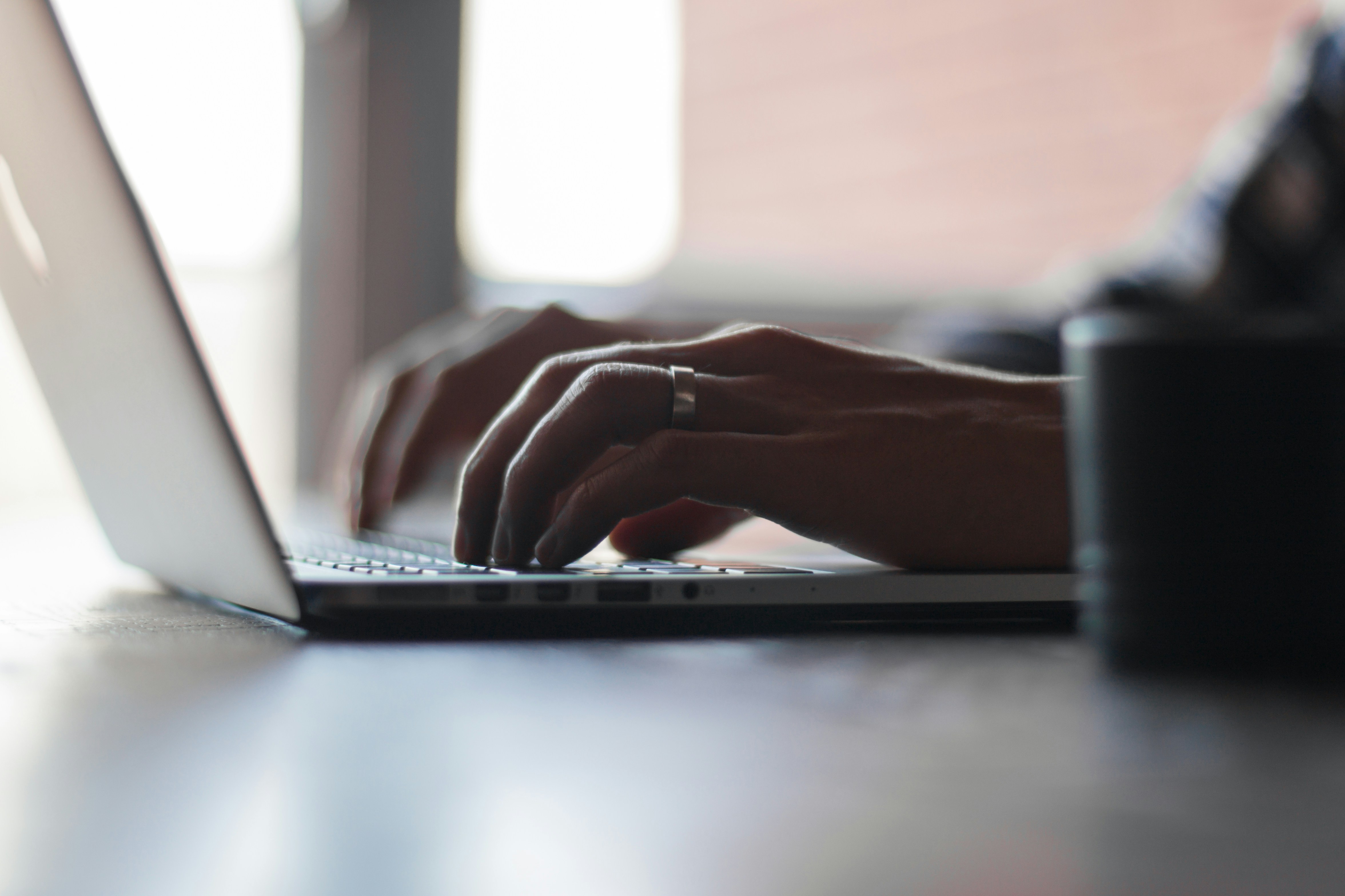 Man using laptop - Omnichannel Customer Experience